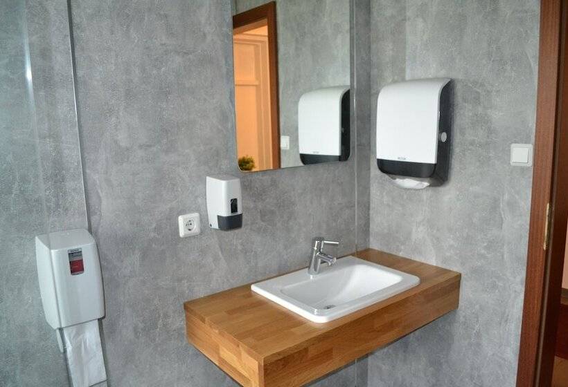 اتاق استاندارد سه تخته با سرویس بهداشتی مشترک, Dalakot Búdardal