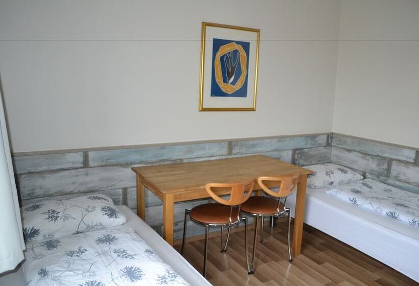 اتاق استاندارد سه تخته با سرویس بهداشتی مشترک, Dalakot Búdardal