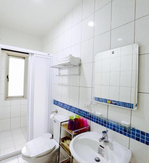 اتاق خانوادگی با چشمانداز کوه, Love B&b