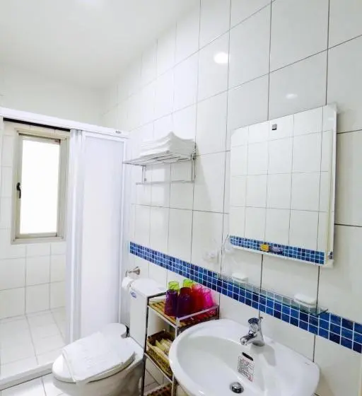 اتاق خانوادگی با چشمانداز کوه, Love B&b