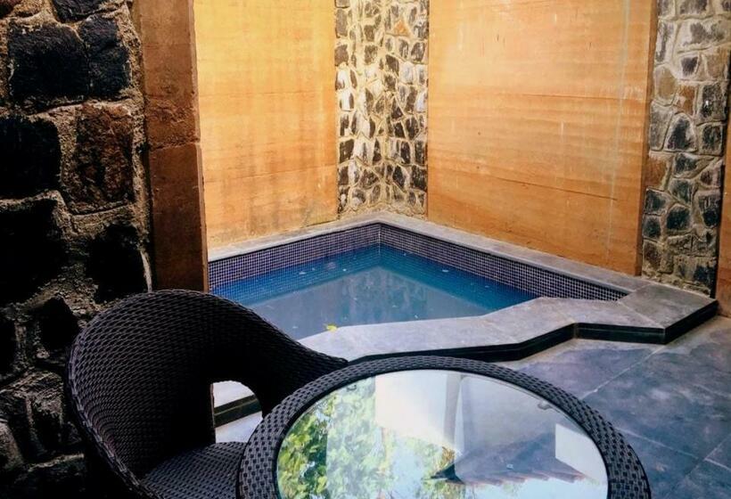 וילה עם חדר שינה אחד ובריכת שחיה, Spree Maati Jungle Resort