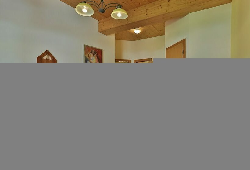 חדר משפחתי, Garni Zerza