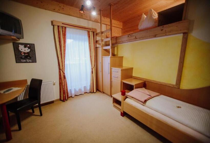 חדר משפחתי, Garni Zerza