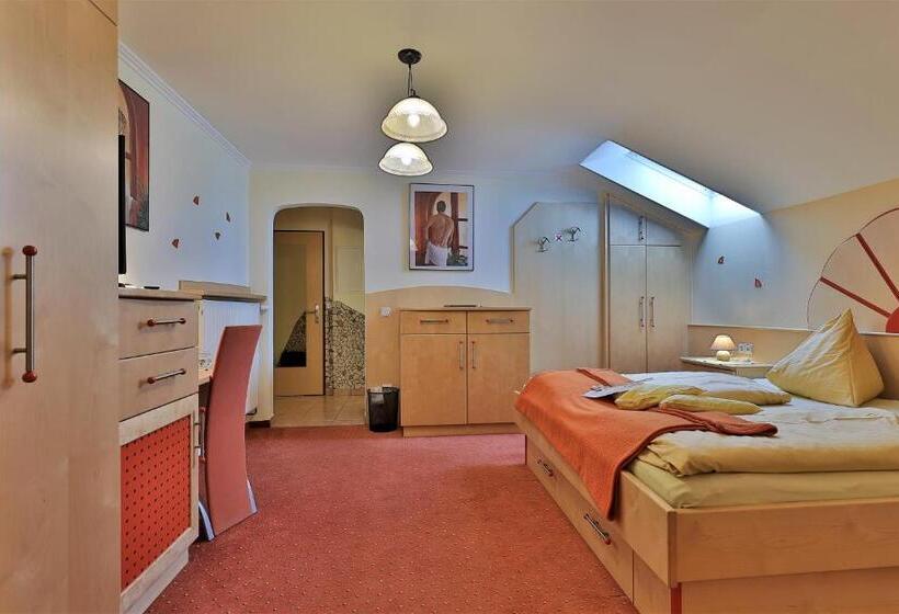 חדר משפחתי, Garni Zerza