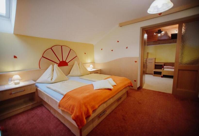 חדר משפחתי, Garni Zerza