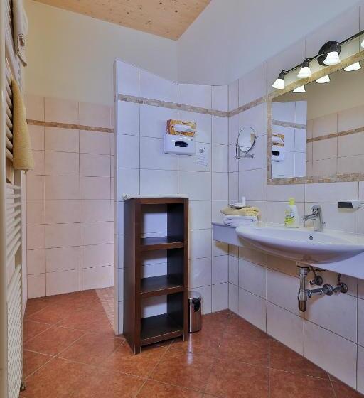 חדר משפחתי, Garni Zerza