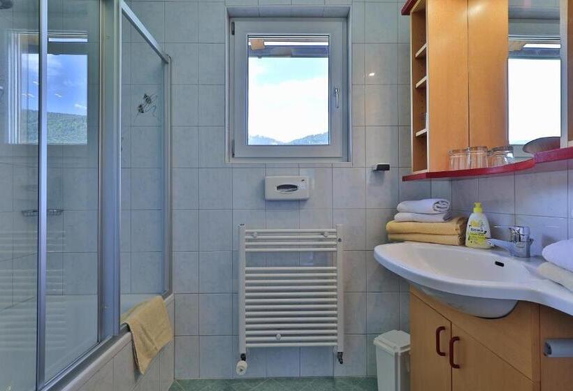 דירת שני חדרים, Garni Zerza