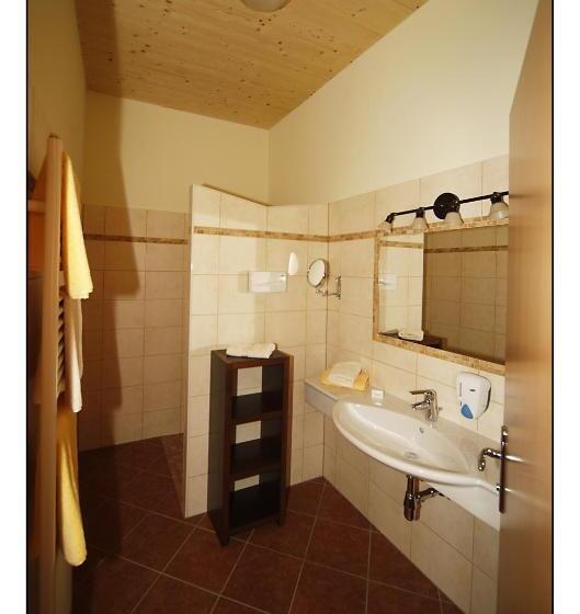 חדר משפחתי, Garni Zerza