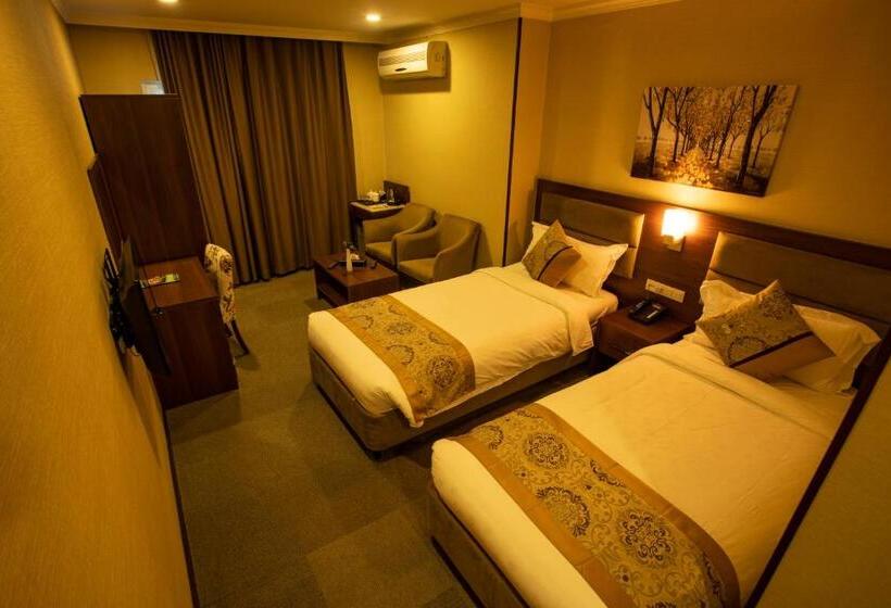 Номер Deluxe, Halwachy