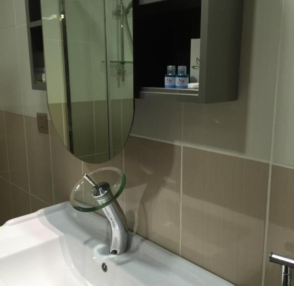 Номер Deluxe, Halwachy