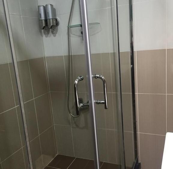استودیو استاندارد با تخت کینگ, Halwachy