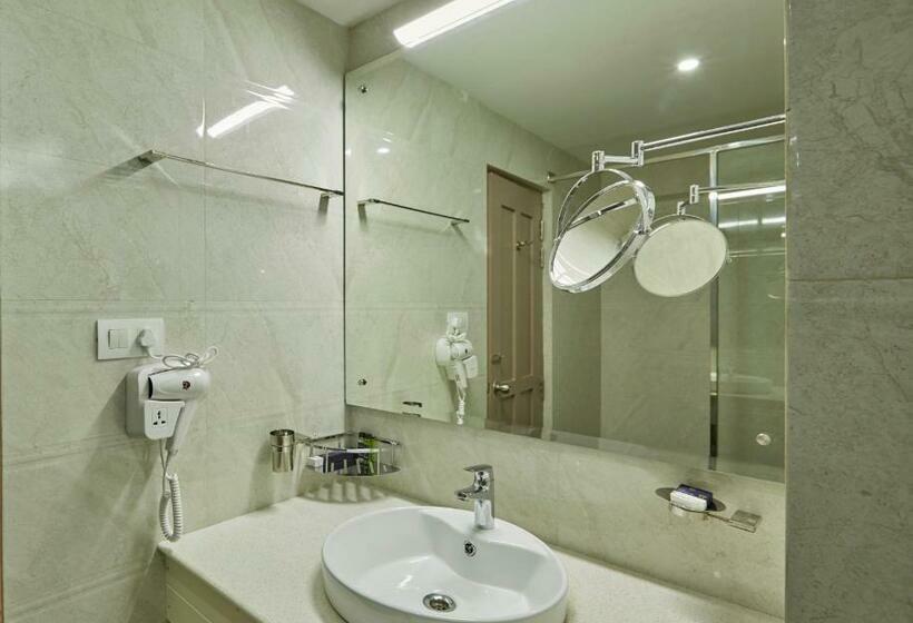 חדר קלאסי, Sterling Guruvayur