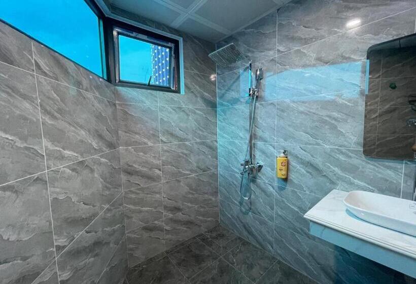 اتاق لوکس با بالکن, Nhu Y Hotel Ha Giang