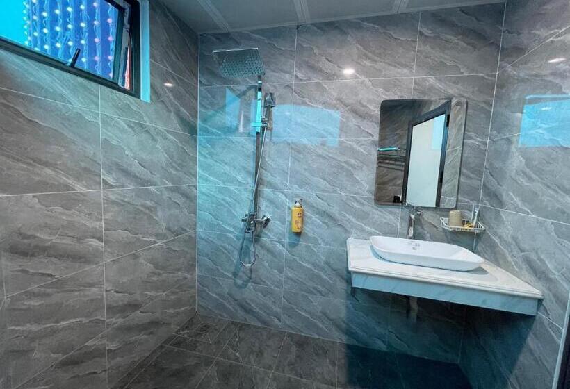 اتاق لوکس با بالکن, Nhu Y Hotel Ha Giang