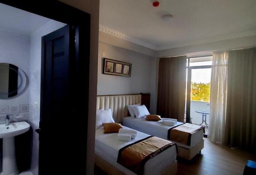 اتاق استاندارد با بالکن, Red Tower