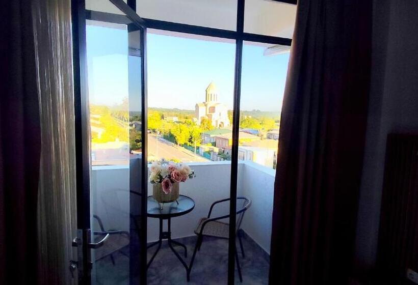 اتاق استاندارد با بالکن, Red Tower