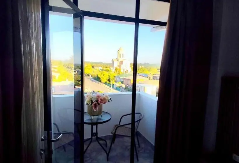 اتاق استاندارد با بالکن, Red Tower