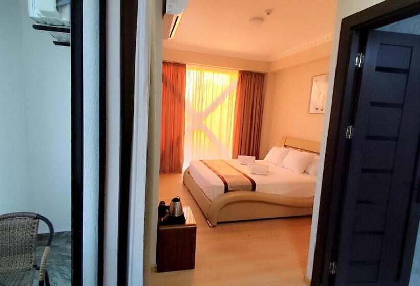 اتاق سوپریور, Red Tower