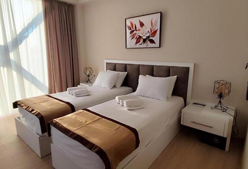 اتاق سوپریور با چشمانداز شهر, Red Tower