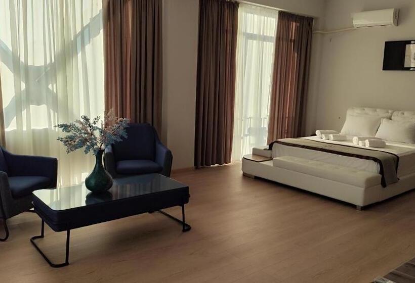 اتاق لوکس با بالکن, Red Tower