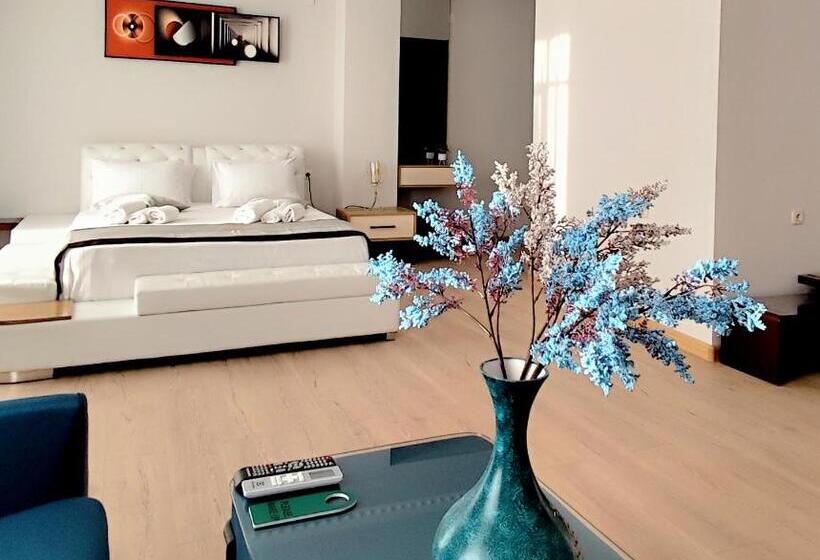 اتاق لوکس با بالکن, Red Tower