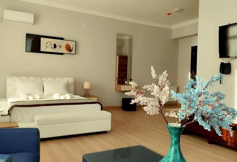 اتاق لوکس با بالکن, Red Tower