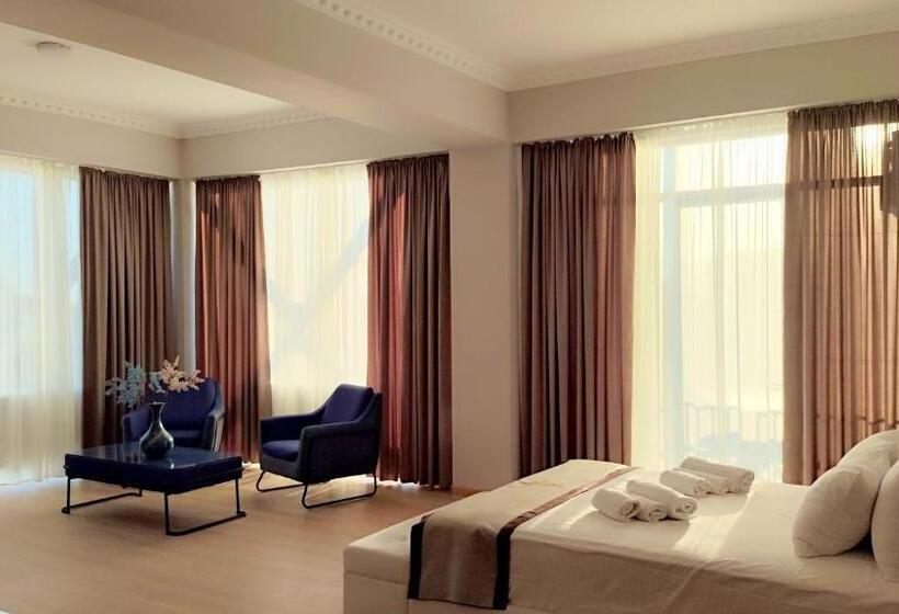 اتاق لوکس با بالکن, Red Tower