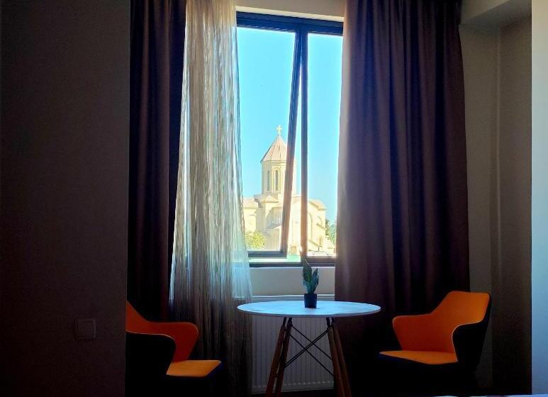 اتاق اکونومی, Red Tower