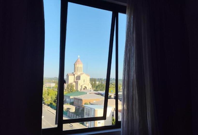 اتاق اکونومی, Red Tower