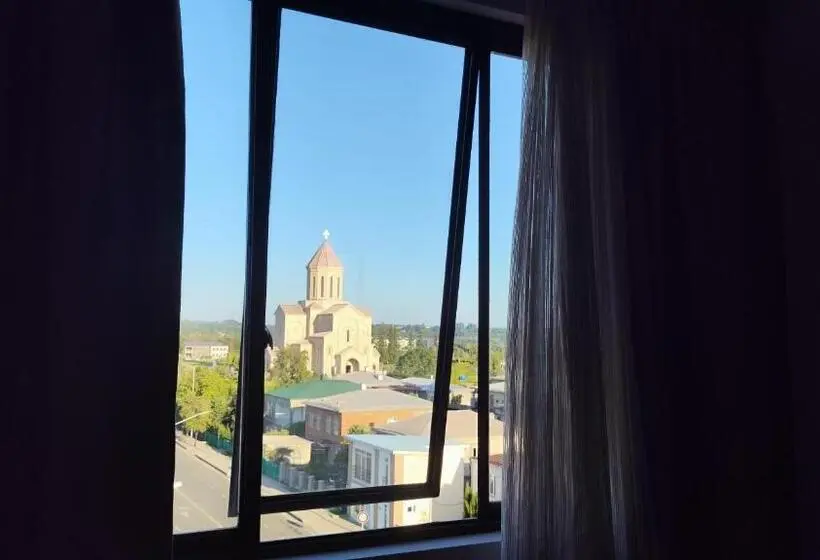 اتاق اکونومی, Red Tower