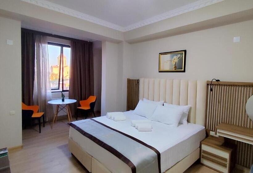 اتاق اکونومی, Red Tower