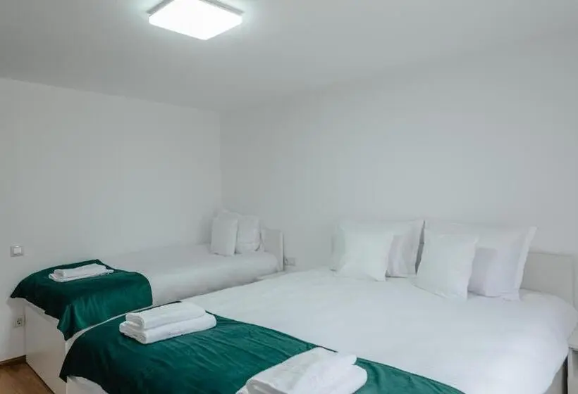 バスルーム共有のトリプルスタンダード, Casa Perla Vlădesei