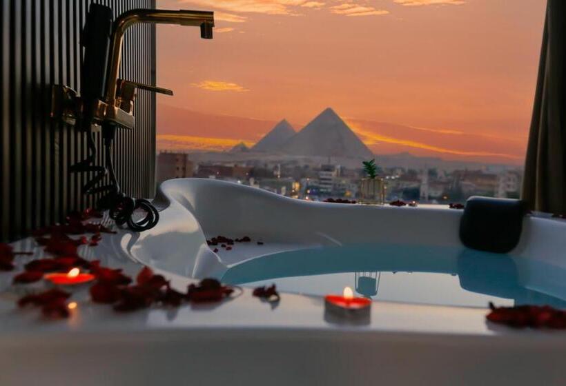 سوئیت جونیور با چشمانداز کوهستان, Imperial Pyramids Heights View