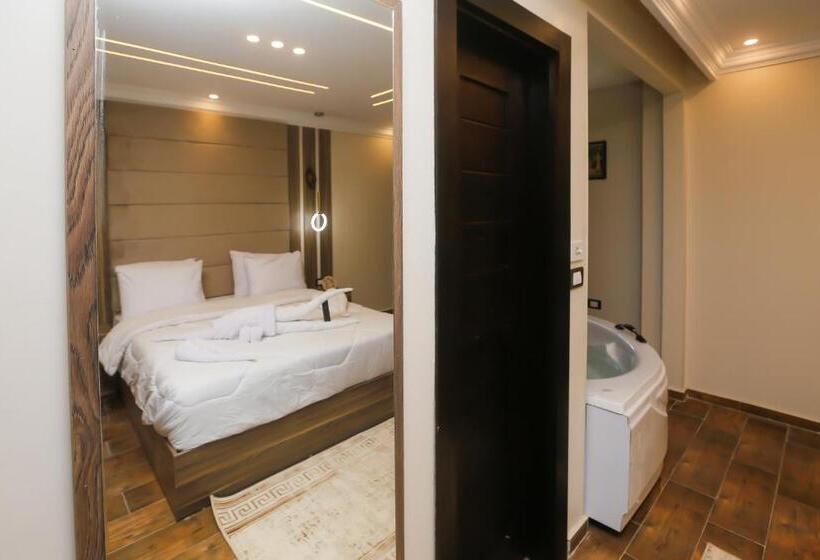 سوئیت جونیور با چشمانداز کوهستان, Imperial Pyramids Heights View