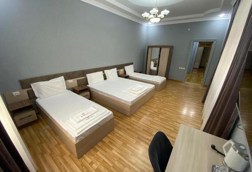 Habitació Triple Estàndard, Art Garden