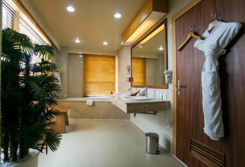 اتاق سوپریور, Lagos