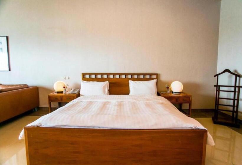 سوئیت با تخت بزرگ, Lagos