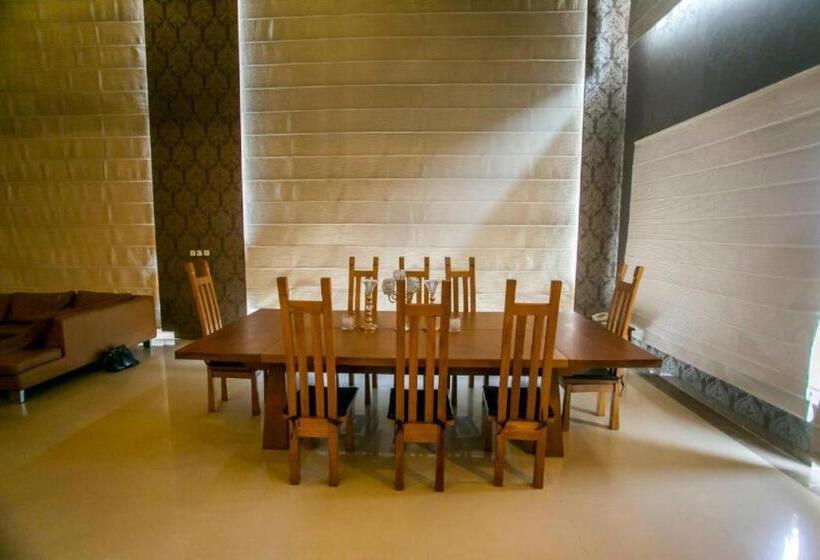 سوئیت با تخت بزرگ, Lagos