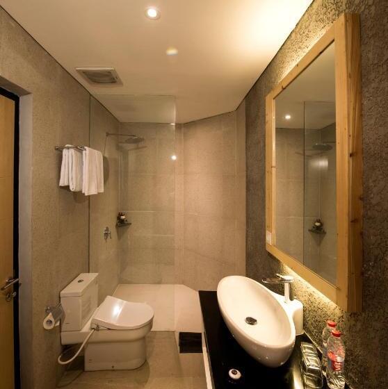 Полулюкс, Ayaartta Hotel Malioboro