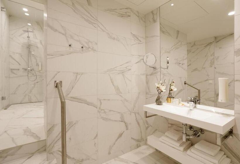 سوئیت با وان آب گرم, Centennial Nexus Hotel Tallinn