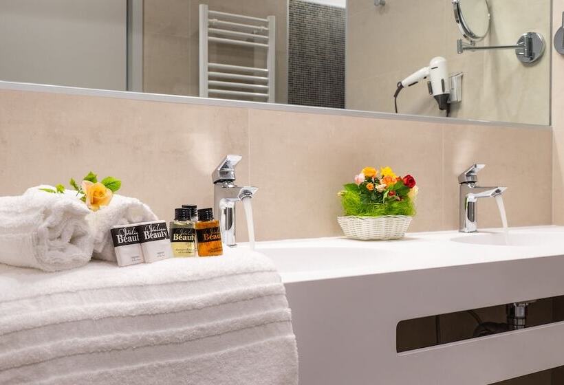 سوییت با چشم‌انداز جانبی دریا, Elite