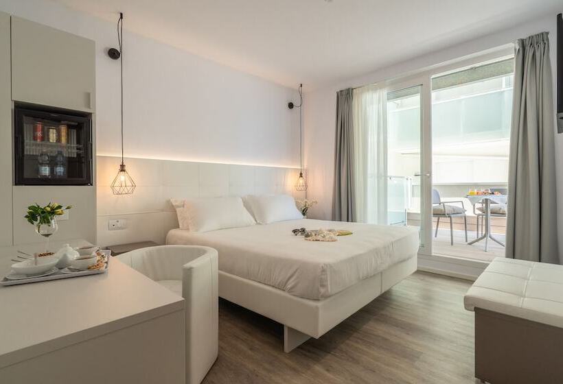 اتاق سوپریور با چشم‌انداز جانبی دریا, Elite