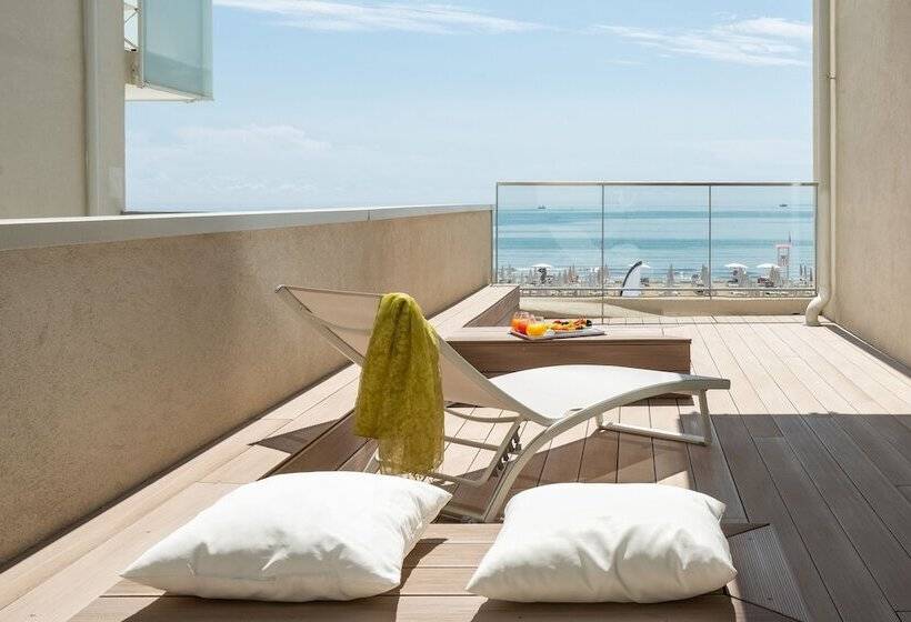 اتاق سوپریور با چشم‌انداز جانبی دریا, Elite