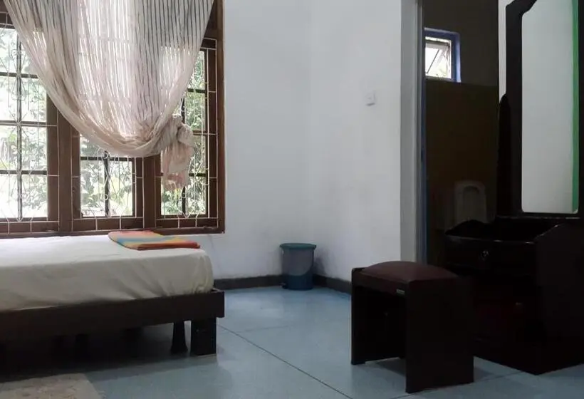 Perhehuone, Priyanna Guest, Forest View