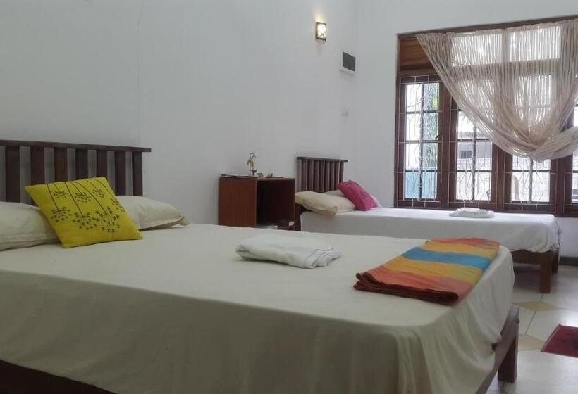 家庭间, Priyanna Guest, Forest View