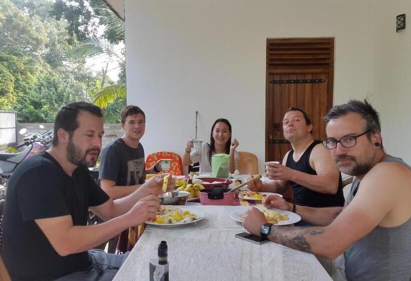 家庭间, Priyanna Guest, Forest View