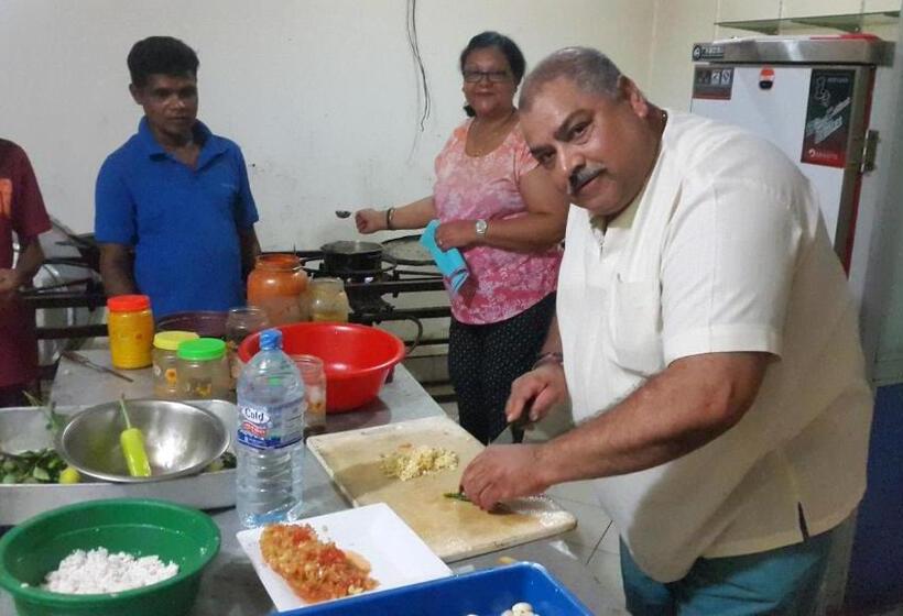 家庭间, Priyanna Guest, Forest View