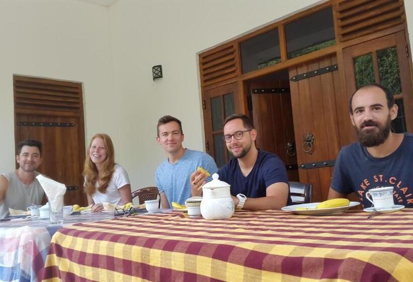 家庭间, Priyanna Guest, Forest View