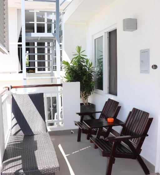 اتاق استاندارد سه تخته با چشمانداز استخر, Qli