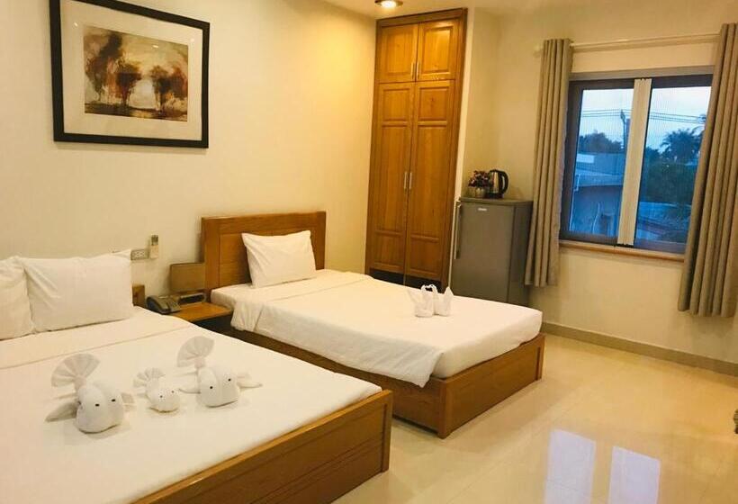 اتاق استاندارد سه تخته با چشمانداز استخر, Qli